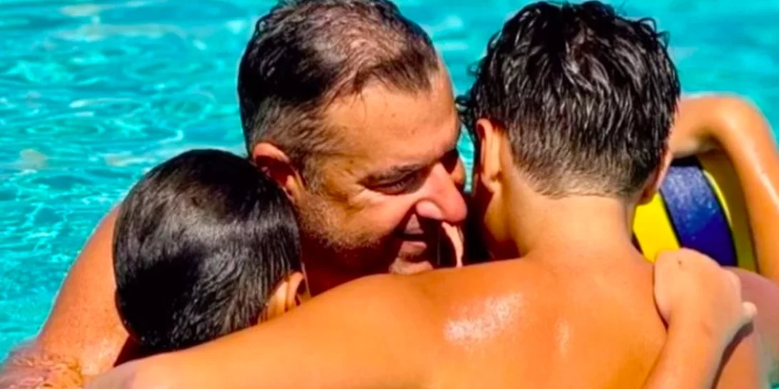 Στην πισίνα του Γιώργου Λιάγκα στην Τήνο | Το σπάνιο κλικ από το εντυπωσιακό εξοχικό