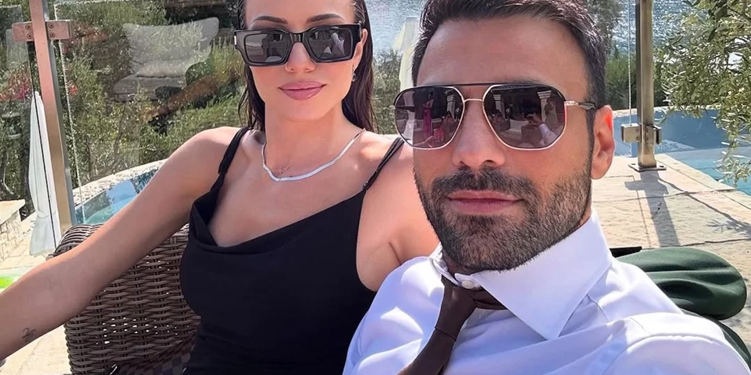 Μια ματιά στο πολυτελές σαλόνι του Ανδρέα Γεωργίου | Το μαρμάρινο τζάκι και οι φωτογραφίες με τους παπούδες του