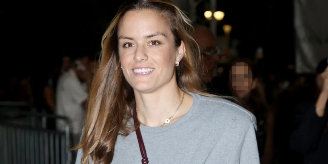 Η Μαρία Σάκκαρη εκτός γηπέδου | Με denim και t-shirt στη συναυλία της Άννας Βίσση