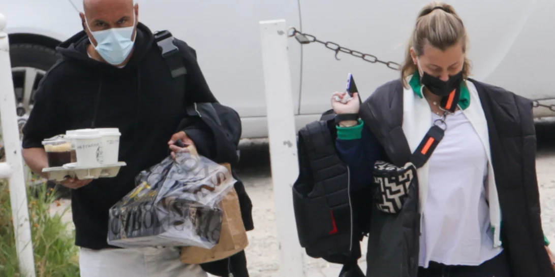 Δημήτρης Σκουλός | Βόλτα με την εγκυμονούσα σύζυγό του και την κόρη τους