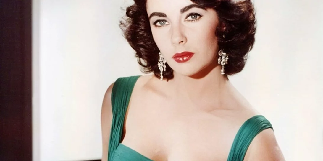 Η Elizabeth Taylor φορά το θρυλικό σετ διαμαντιών Cartier που της χάρισε ο Mike Todd