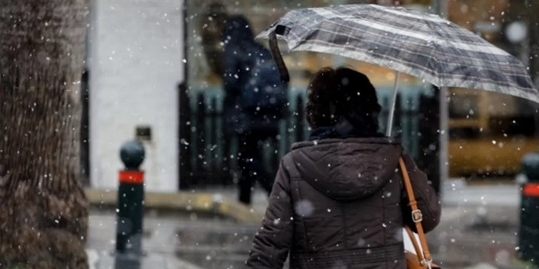 Καιρός | Πλησιάζουν οι ψυχρές αέριες μάζες – Έρχεται πτώση της θερμοκρασίας έως και 10 βαθμούς, χιόνια και στην Αττική