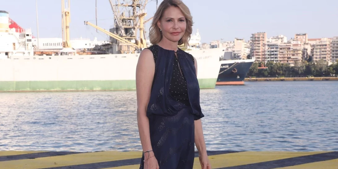 Η Τζένη Μπαλατσινού με καφέ σατέν κοστούμι και μπορντό γόβες στη δεξίωση της Kimberly Guilfoyle