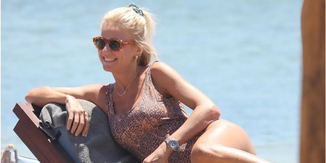 Ποιος είναι ο πιο chic τρόπος να φορέσεις το παρεό στην παραλία; Το look της Χριστίνας Κοντοβά θα σε εμπνεύσει