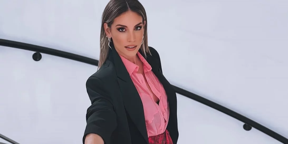 Ο πανεύκολος τρόπος για να πετύχεις μπούκλες με την πρέσα ισιώματος σύμφωνα με την Αθηνά Οικονομάκου