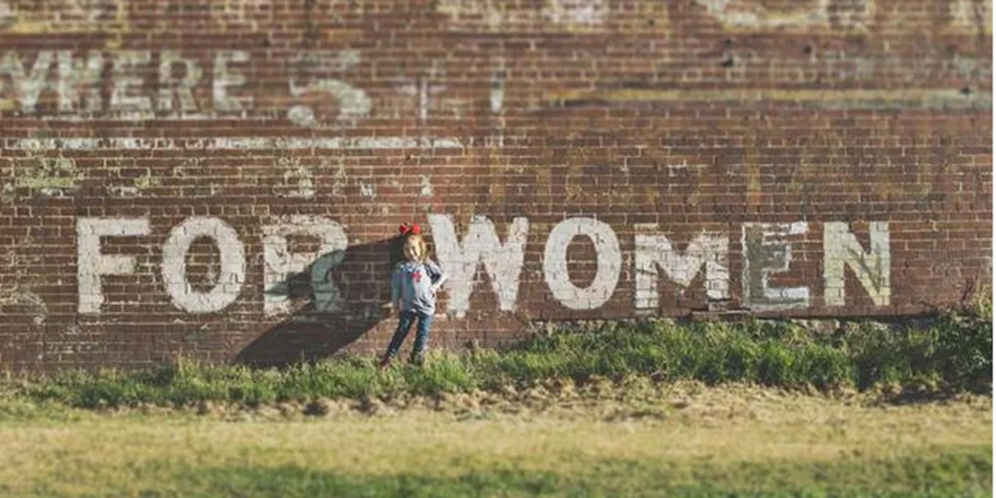 Ισότητα | Τι σημαίνει οικονομική βία και ποια επανάσταση μπορεί να φέρει η "Οικονομία της Φροντίδας"