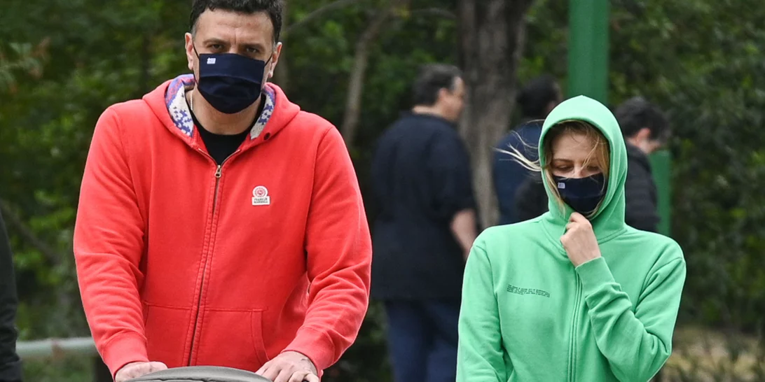 Τζένη Μπαλατσινού - Βασίλης Κικίλιας | Βόλτα με τον πέντε μηνών γιο τους στο κέντρο της Αθήνας