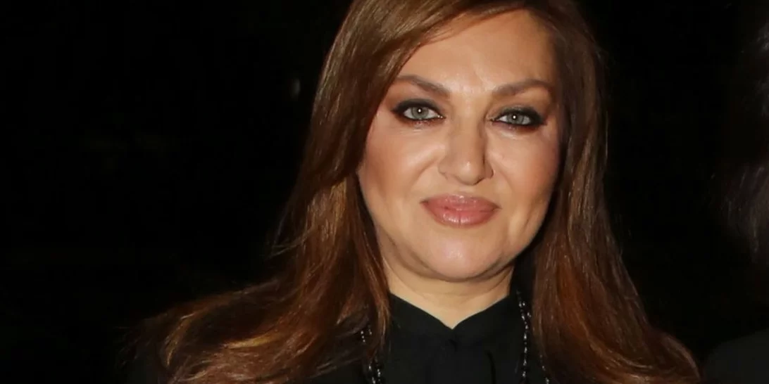 Καίτη Γαρμπή | Με hoodie απολαμβάνει τον καφέ της στην αγαπημένη γωνιά του σπιτιού της