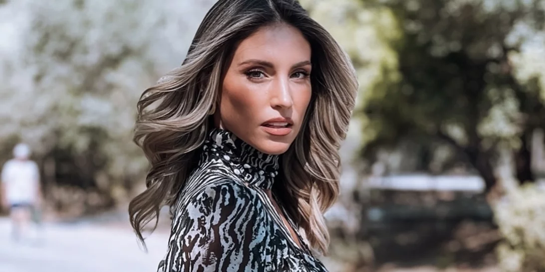 Η Αθηνά Οικονομάκου στο κρεβάτι σβήνει τα κεράκια στην τούρτα της