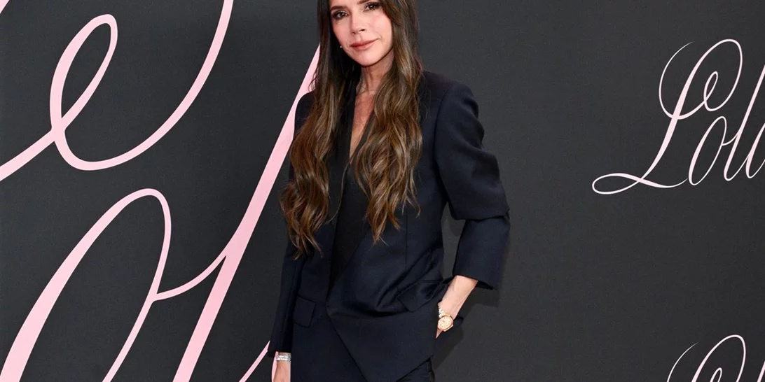 Η Victoria Beckham γιόρτασε τα 51 με στιλ φορώντας το ίδιο iconic σύνολο που σχεδίασε για τη Nicola Peltz Beckham