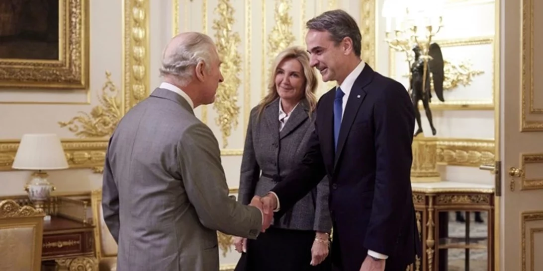 Με χαμόγελα η συνάντηση Μητσοτάκη με τον βασιλιά Κάρολο στο Κάστρο του Γουίνδσορ - Μαζί του η Μαρέβα