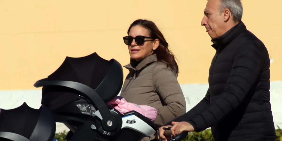 Όλγα Κεφαλογιάννη - Μίνως Μάτσας | Βόλτα με τα δίδυμα στο κέντρο της Αθήνας