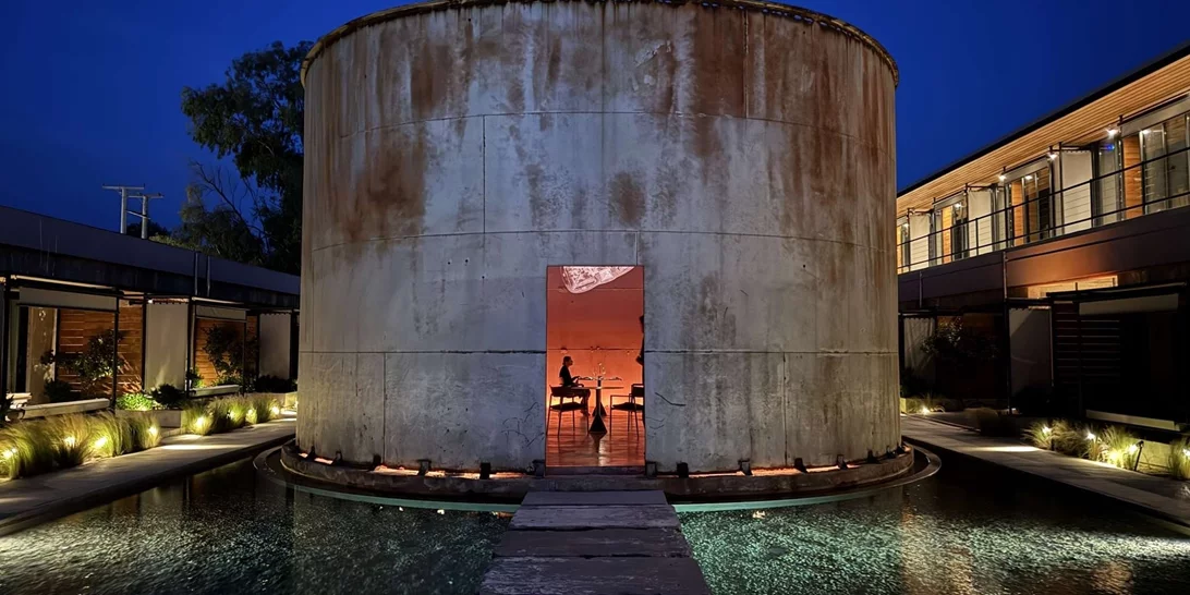 Ένα από τα πιο ξεχωριστά εστιατόρια της Ελλάδας βρίσκεται μέσα σε μια δεξαμενή κρασιού