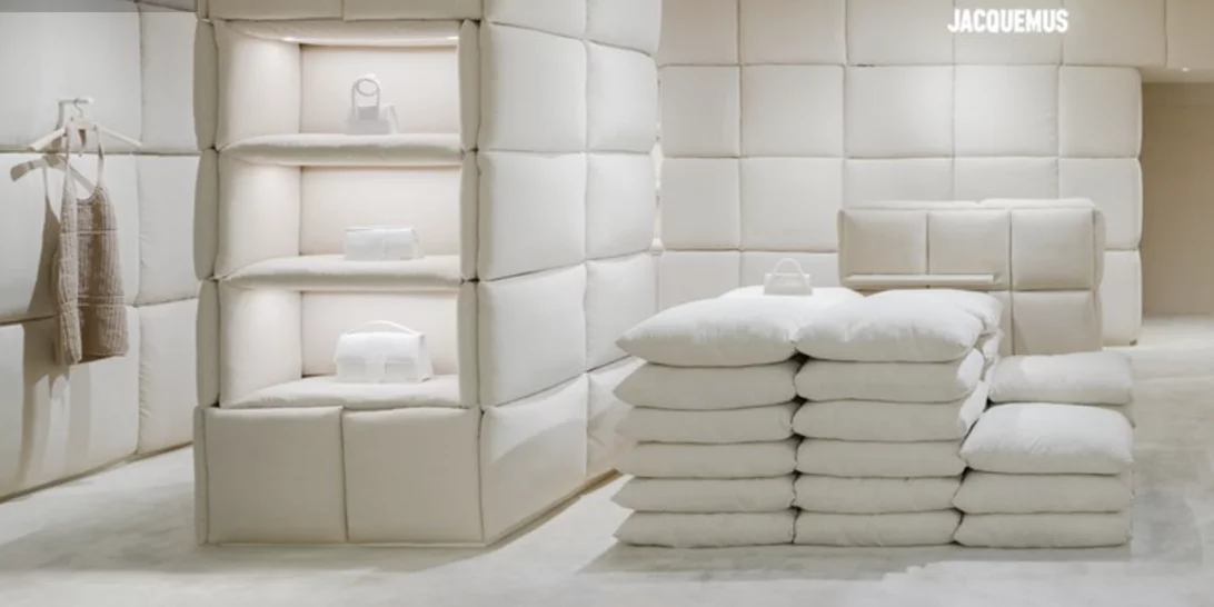 Γιατί ο οίκος Jacquemus έφτιαξε μια κρεβατοκάμαρα στις Galleries Lafayette στο Παρίσι;