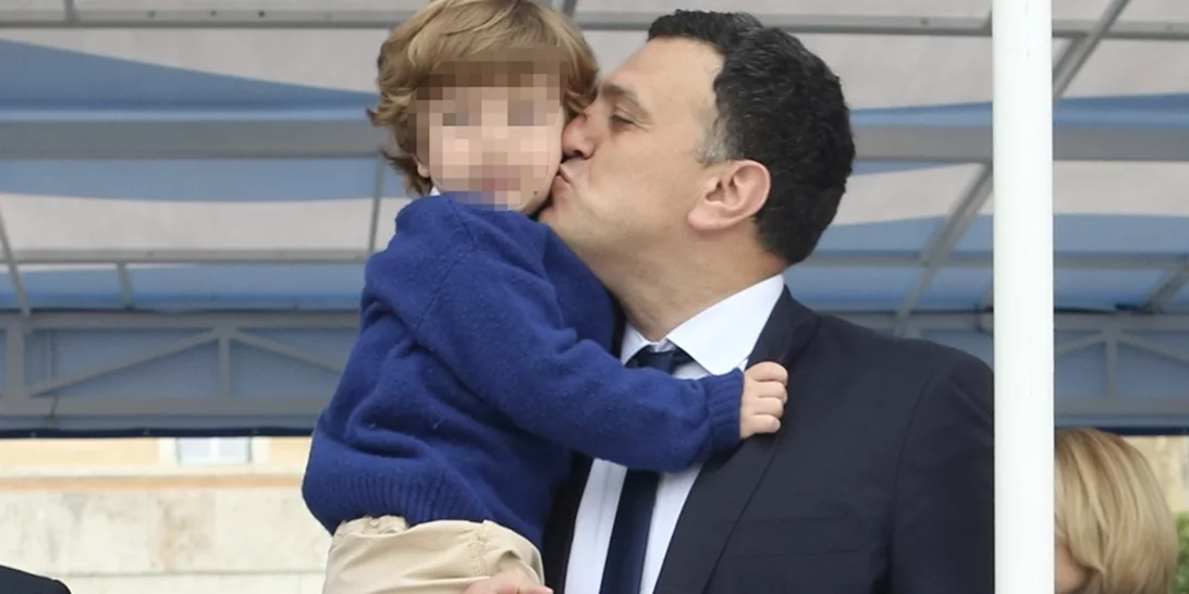 Στοργικός μπαμπάς ο Βασίλης Κικίλιας | Αγκαλιά με τον γιο του στην παρέλαση στην Αθήνα