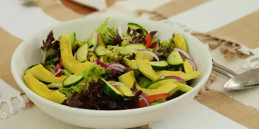 Γρήγορο γεύμα για το γραφείο | Εσύ ακόμη να δοκιμάσεις τη viral σαλάτα με τραγανό ρύζι;