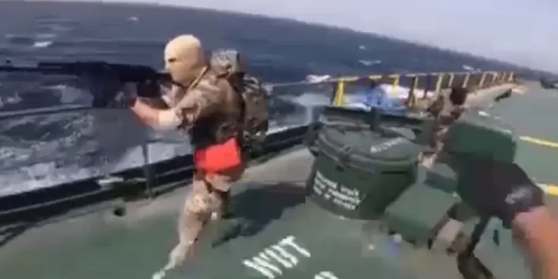 Ιράν| Σοκαριστικό βίντεο - Καρέ καρέ το ρεσάλτο των Φρουρών της Επανάστασης στα δύο ελληνικά πλοία