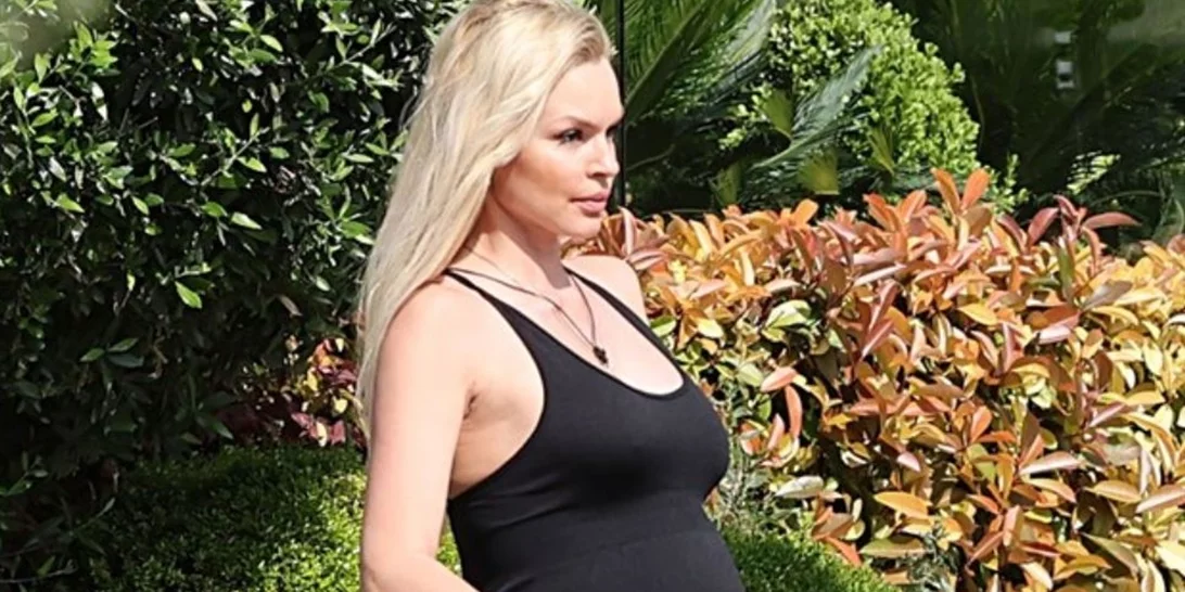 Βίκυ Κάβουρα | Με ολόσωμη φόρμα λίγο πριν φέρει στον κόσμο το μωρό της