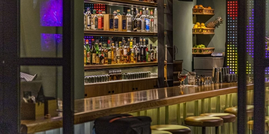 Το αθηναϊκό μπαρ που θα γούσταρε ο Charles Bukowski