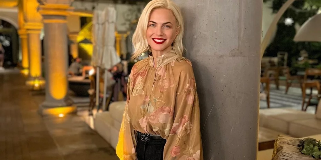 Minimal και φωτεινή | Στην τραπεζαρία της Χριστίνας Κοντοβά επικρατεί το λευκό, το ξύλο και η καλαισθησία