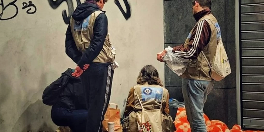 Η ομάδα Street Work μια "αγκαλιά" για τους άστεγους της Αθήνας