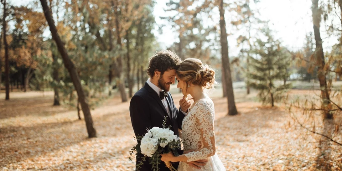 Τα πιο κομψά κοστούμια για νύφες που θέλουν να φορέσουν κάτι διαφορετικό στον γάμο τους