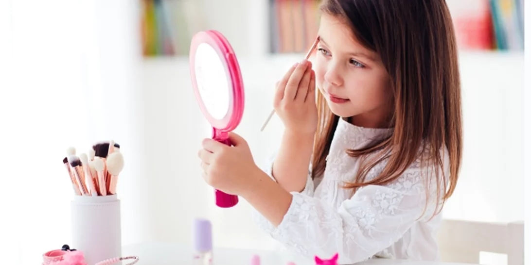 Χάνεται η παιδική αθωότητα; Όταν τα κορίτσια δημοτικού παίζουν με καλλυντικά αντί για κούκλες