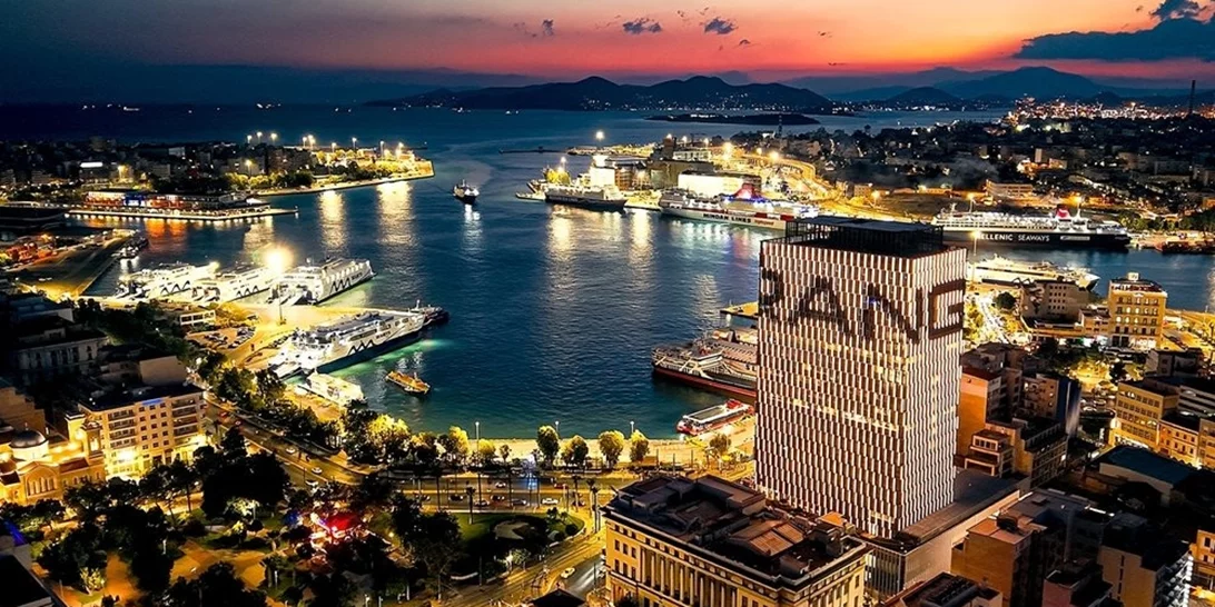 H Range Rover στον Πύργο Πειραιά | Ένα από τα κορυφαία luxury brands παγκοσμίως "δημιουργεί" τον απόλυτο αστικό ψηφιακό καμβά