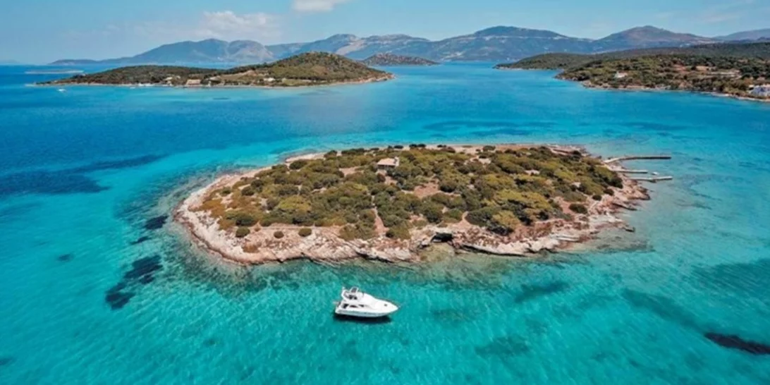 Πεταλιοί: Το νησί όπου δούλευε ο δολοφόνος της Γλυφάδας- Η βίλα του εφοπλιστή Καρνέση και η διαμάχη με τους Εμπειρίκους