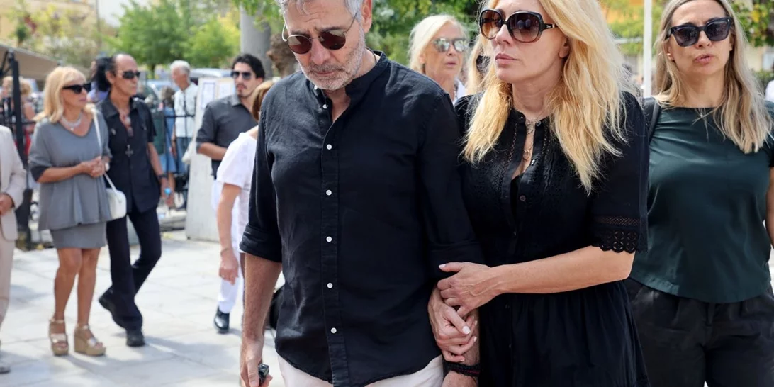 Η Σμαράγδα και η μητέρα της, Τζούλια Αργυροπούλου στο τελευταίο αντίο στον Ντίνο Καρύδη