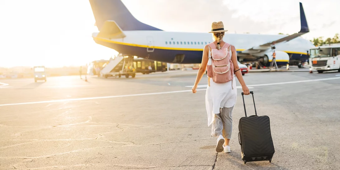 Ετοιμάζεσαι για αεροπορικό ταξίδι; Αυτά είναι τα 4 βασικά στοιχεία που πρέπει να προσέξεις πριν αγοράσεις βαλίτσα καμπίνας
