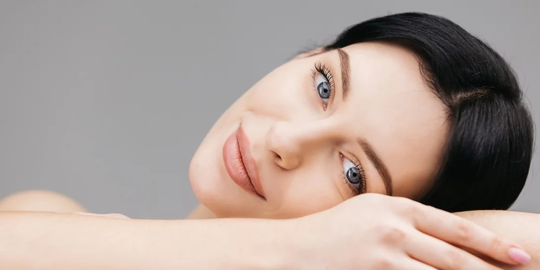 Η απλή skincare κίνηση που θα σε κάνει να δείχνεις νεότερη από τις συνομήλικές σου