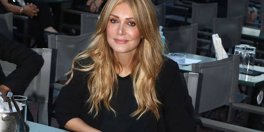 Throwback stories | Όταν η Νατάσα Θεοδωρίδου είχε εμφανιστεί με κοντά καστανά μαλλιά σε βραδινή έξοδο