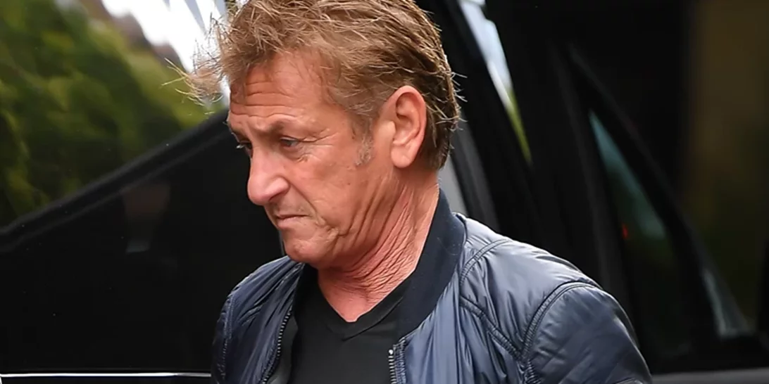 Ο Sean Penn φεύγει με τα πόδια από την Ουκρανία | Η φωτογραφία στα σύνορα με την Πολωνία