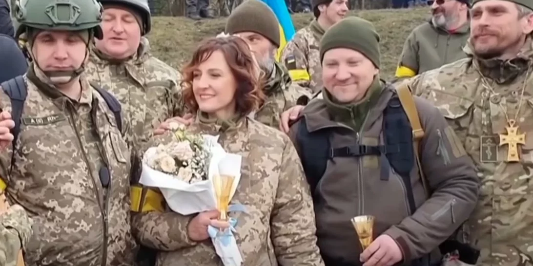 Ζευγάρι Ουκρανών παντρεύτηκε στο μέτωπο του πολέμου