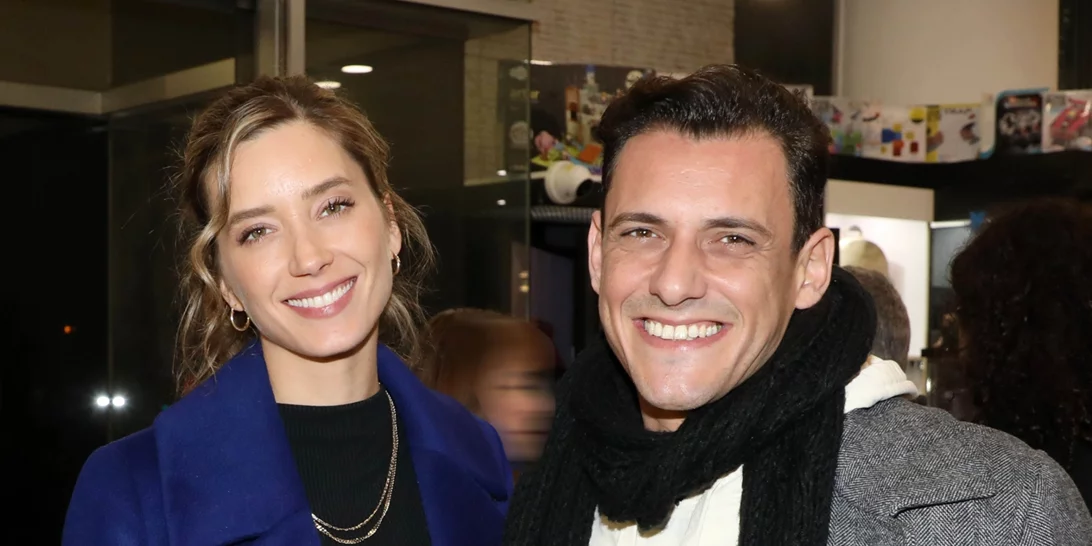 Σταύρος Σβήγκος – Γιολάντα Καλογεροπούλου | H εμφάνιση του φημολογούμενου ζευγαριού σε θεατρική παράσταση