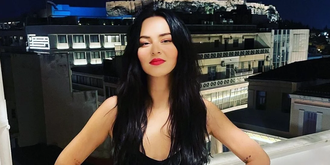 Η Ζενεβιέβ Μαζαρί με το νεανικό χτένισμα που πρέπει οπωσδήποτε να δοκιμάσεις κι εσύ στην παραλία