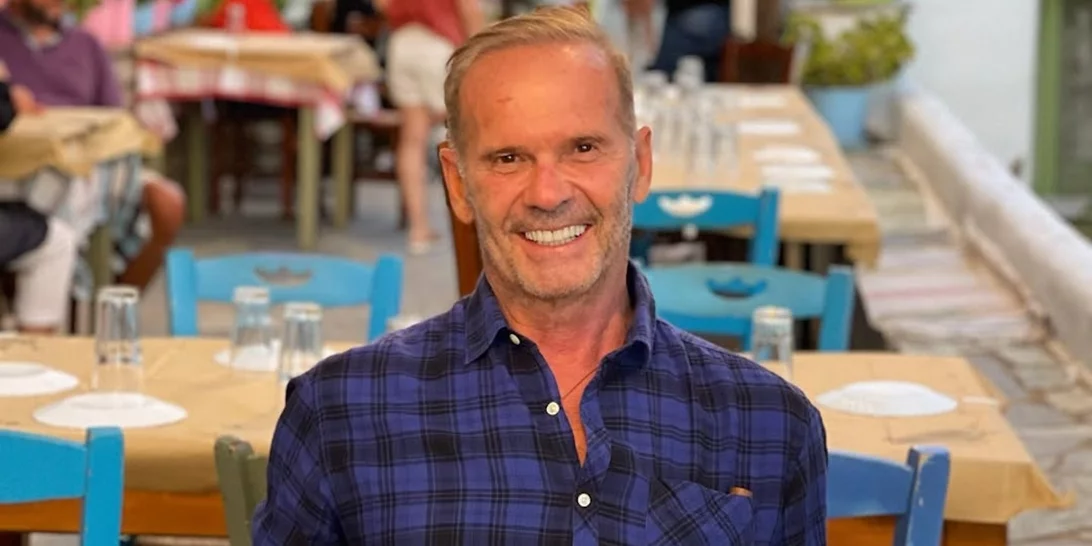 Στο εργένικο σαλόνι του Πέτρου Κωστόπουλου | Μια βραδιά με κρασί και καλό φαγητό