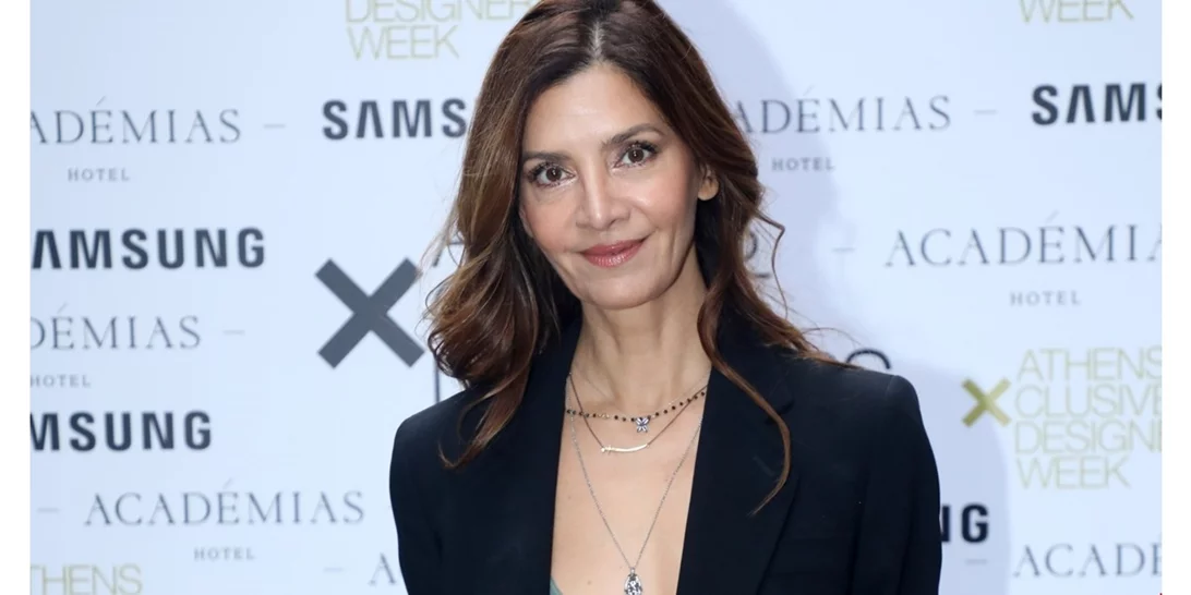 To casual look της Κατερίνας Λέχου με φαρδύ παντελόνι και sneakers