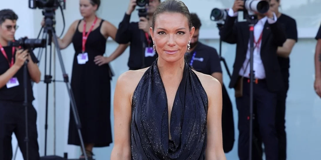 Τα mesh shoes, η glam ολόσωμη φόρμα και το capri παντελόνι | Όλες οι εμφανίσεις της Βίκυς Καγιά στο φεστιβάλ Βενετίας