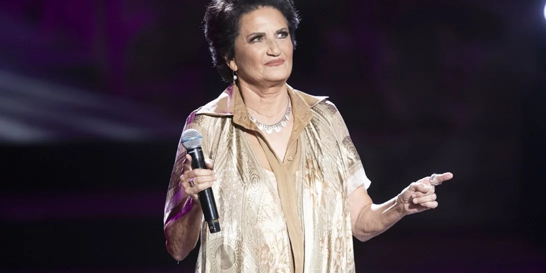 Η Άλκηστις Πρωτοψάλτη με βελούδινο τζάκετ στο πλευρό της Χάρις Αλεξίου