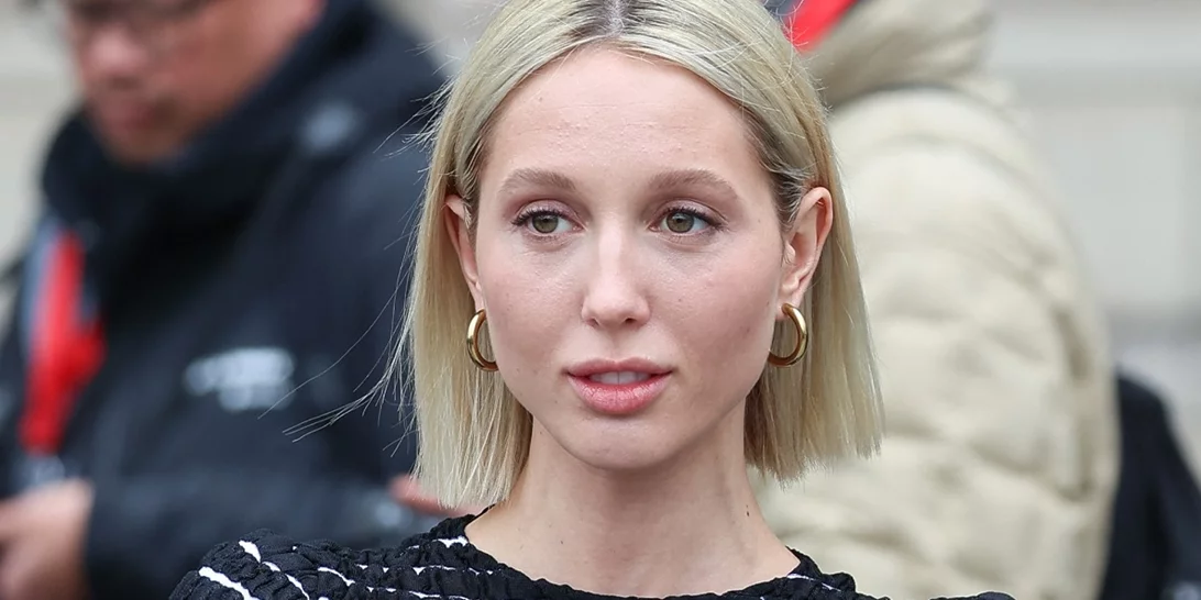 Μαρία Ολυμπία Γλύξμπουργκ | Η cool εμφάνιση σε μουσικό φεστιβάλ με mini κόκκινο φόρεμα και μαύρα αρβυλάκια