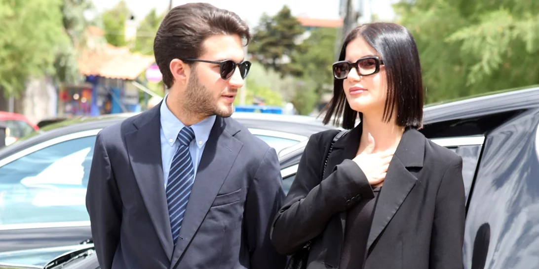 Αλίκη Καραμανλή | Με τον αδελφό της, Αλέξανδρο και τον Κώστα Καραμανλή στην κηδεία του Πέτρου Μολυβιάτη