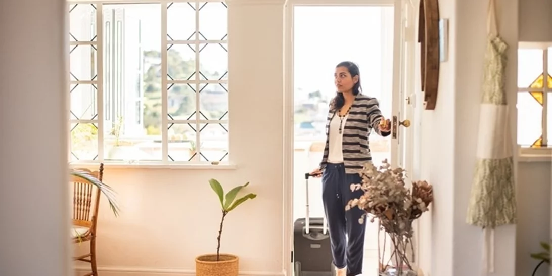 Πέντε πράγματα που πρέπει να κάνεις μόλις επιστρέψεις από τις διακοπές, για να μοσχοβολά το σπίτι σου