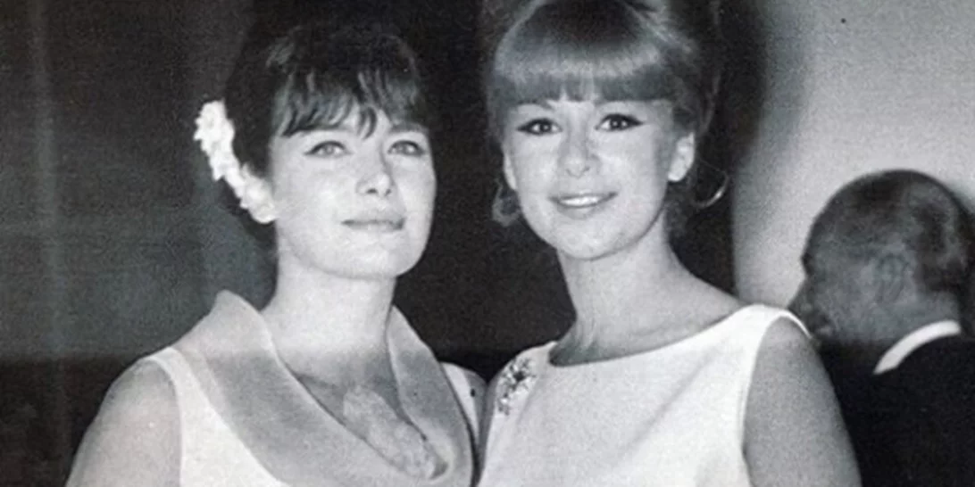 47 χρόνια πριν | Η Αλίκη Βουγιουκλάκη και η Τζένη Καρέζη στην αγκαλιά του Ηλία Καζάν