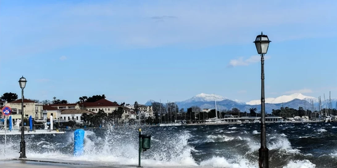 Καιρός | Συνεχίζονται και σήμερα οι ισχυροί άνεμοι - Εως 37 βαθμούς η θερμοκρασία