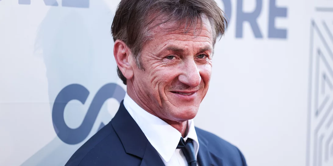 Ο Σον Πεν χάρισε ένα από τα Όσκαρ του στον πρόεδρο της Ουκρανίας, Βολοντίμιρ Ζελένσκι