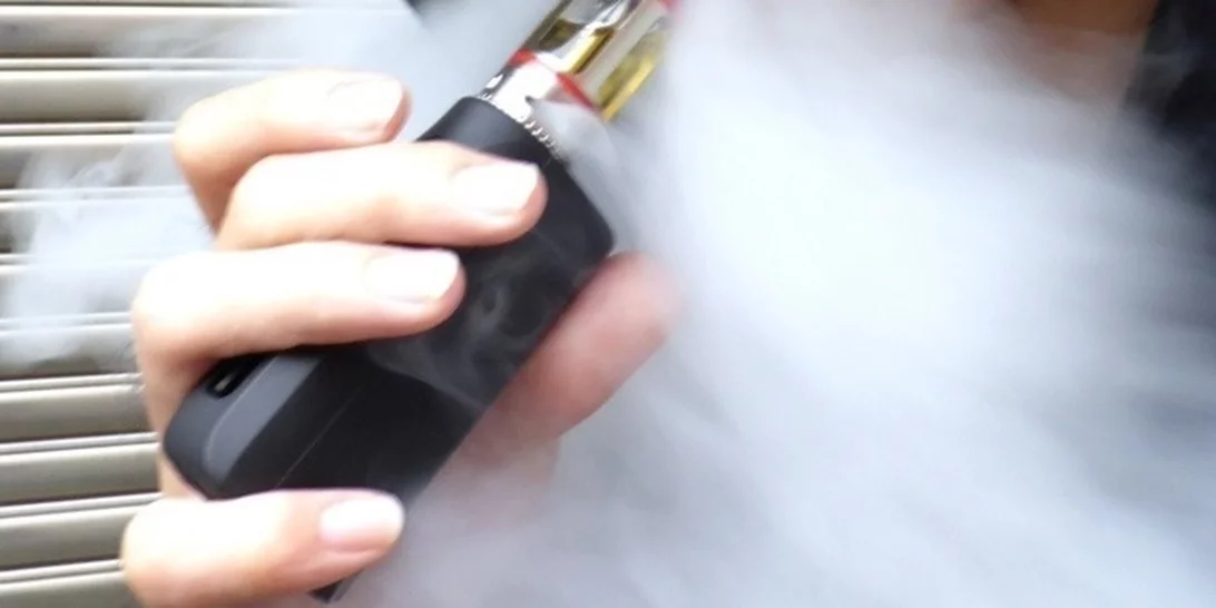 Τα ακανόνιστα γεύματα και η χρήση ηλεκτρονικού τσιγάρου συνδέονται με συχνούς πονοκεφάλους στους νέους