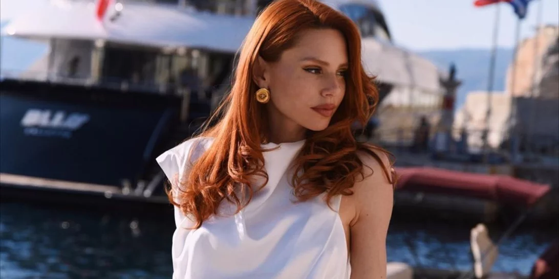 Στην πόλη και το νησί | Το λευκό κοστούμι της Έβελυν Καζαντζόγλου από τα Marks & Spencer αξίζει μία θέση στη γκαρνταρόμπα σου