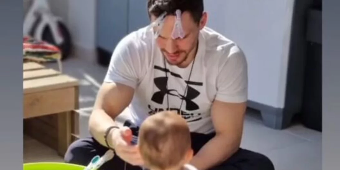 Λευτέρης Πετρούνιας | Το αξεσουάρ μαλλιών του πιο cool μπαμπά και τα παιχνίδια με τις κόρες του